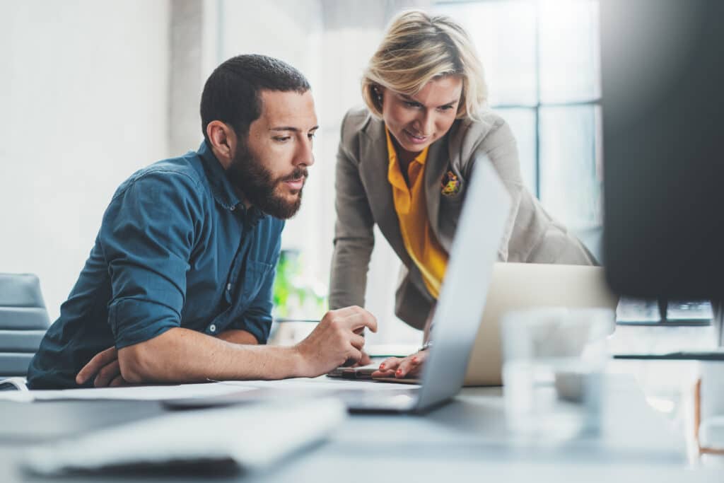 Altelios Technology, Ingénieur Équipe de coworkers au travail. Groupe de jeunes hommes d'affaires en tenue décontractée à la mode travaillant ensemble dans un bureau créatif.