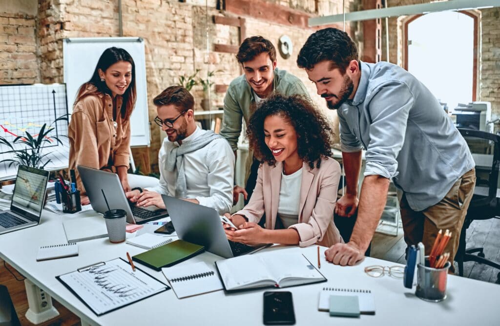 Nous connaître, Altelios Technology, Jeunes entrepreneurs au bureau